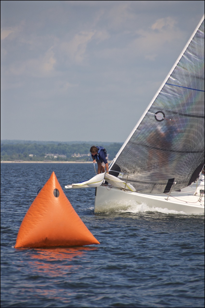 DSC_8648.Conundrum Bow_Rounding windward mark